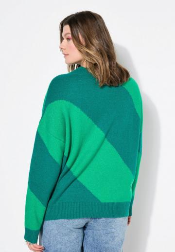 Пуловер в полоску