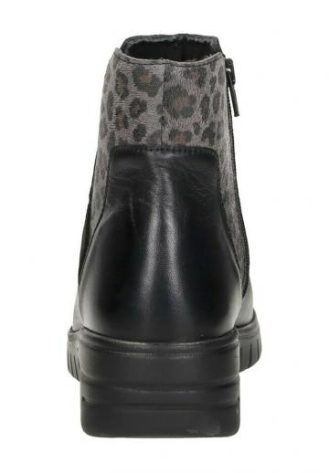 Сапожки на танкетке