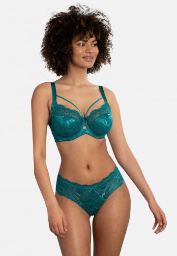 Трусы на бедрах