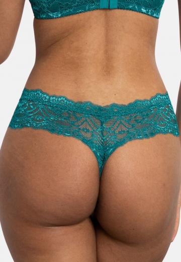 Трусы на бедрах