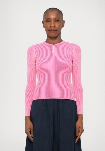 Пуловер в полоску