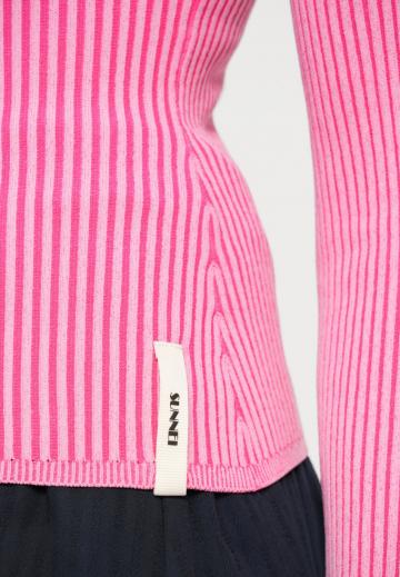 Пуловер в полоску