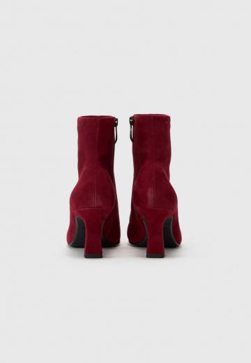 Полусапожки на высоком каблуке