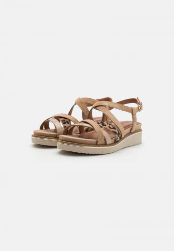 Босоножки на танкетке