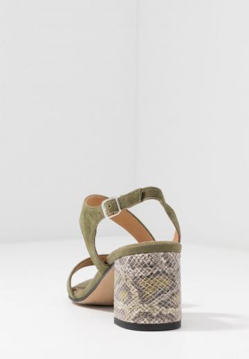 Гандбольные кроссовки