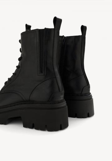 Ботинки на шнуровке