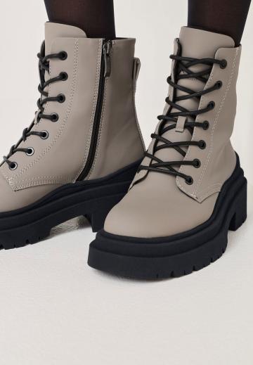 Ботинки на шнуровке