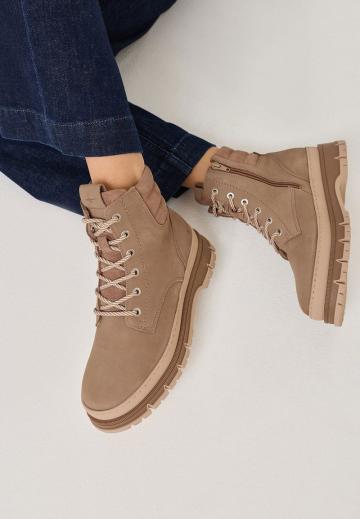 Ботинки на шнуровке