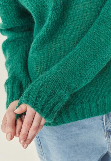 Пуловер с вырезом V