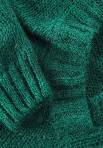 Пуловер с вырезом V