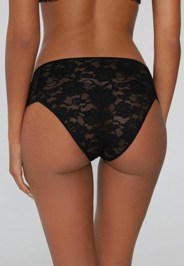 Трусы на бедрах
