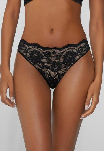 Трусы на бедрах