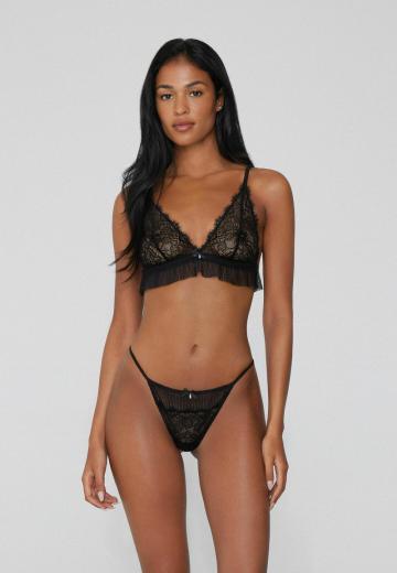 Трусы на бедрах