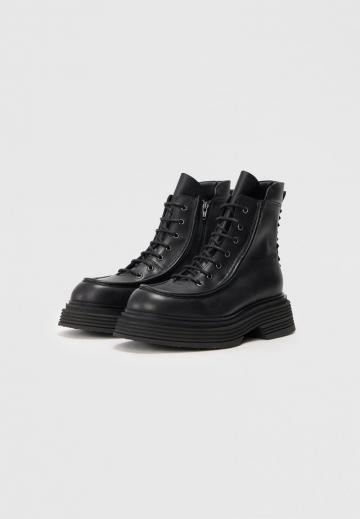 Ботинки на шнуровке