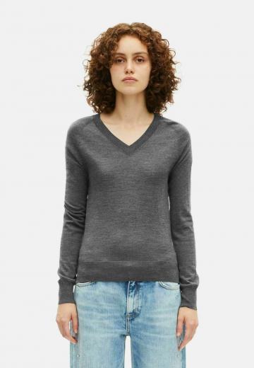 Пуловер с вырезом V