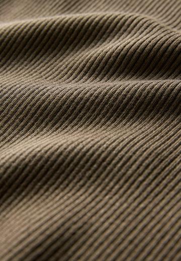 Пуловер с вырезом V