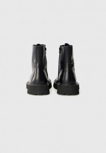 Ботинки на шнуровке