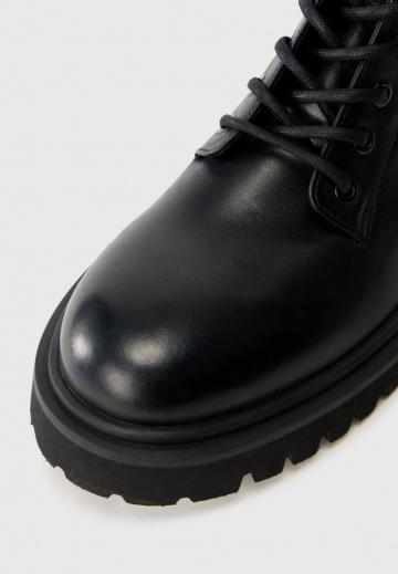 Ботинки на шнуровке