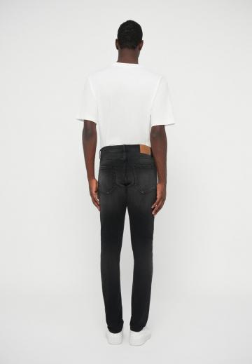 Узкие джинсы