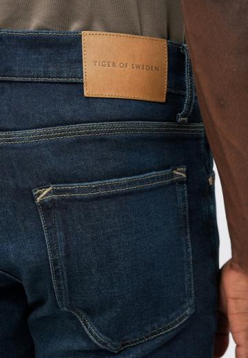 Узкие джинсы