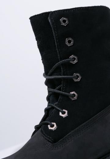 Ботинки на шнуровке