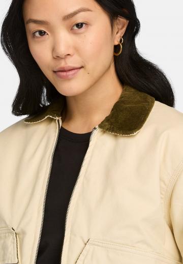 Куртка с накладнымит карманами