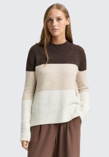 Пуловер в полоску