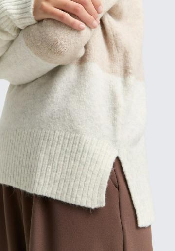 Пуловер в полоску