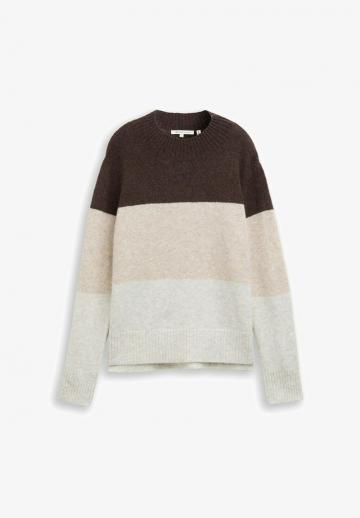 Пуловер в полоску