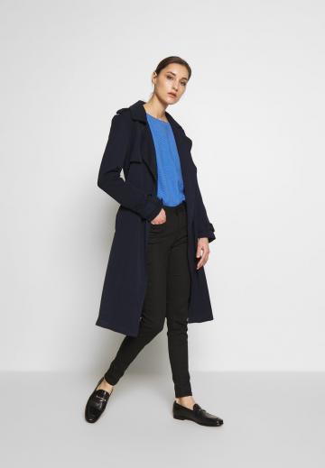 Узкие джинсы