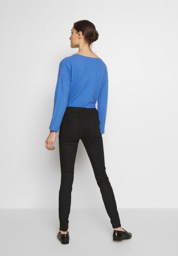 Узкие джинсы