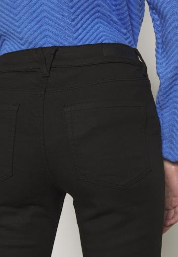 Узкие джинсы