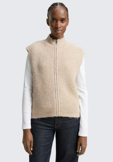 Вязаный жилет