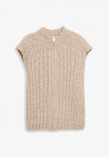 Вязаный жилет