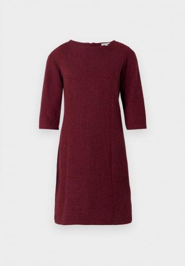 Вязаное платье