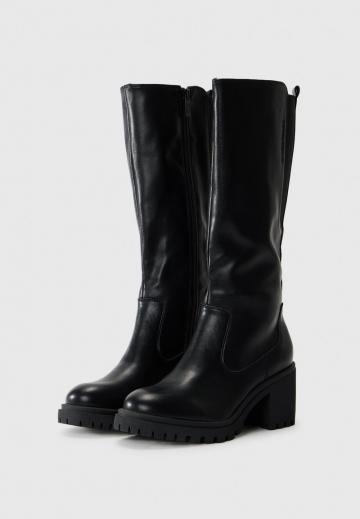 Высокие сапоги