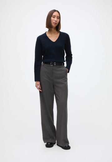 Пуловер с вырезом V