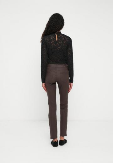 Узкие джинсы