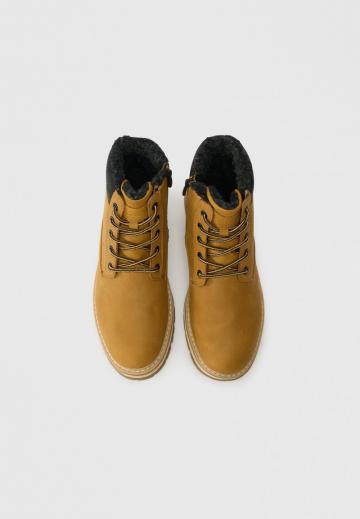 Ботинки на шнуровке