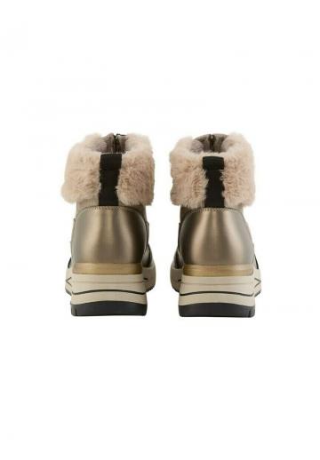 Сапожки на танкетке