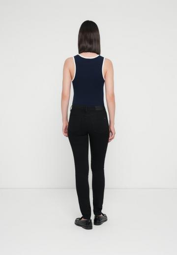 Узкие джинсы