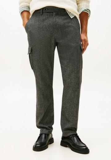 Брюки с накладными карманами