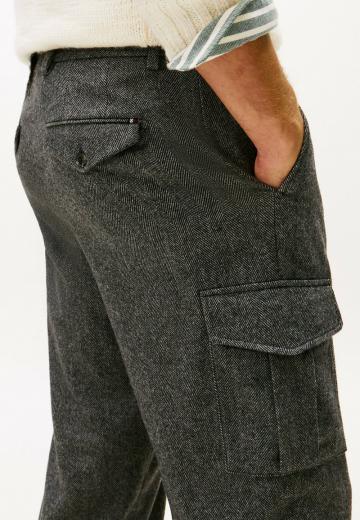 Брюки с накладными карманами