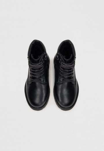 Ботинки на шнуровке