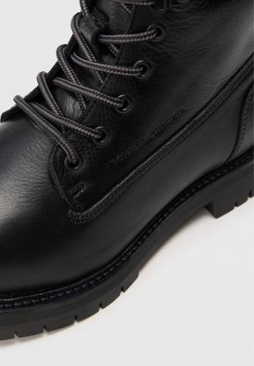Ботинки на шнуровке