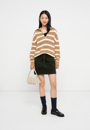 Юбка с накладными карманами