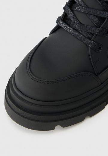 Ботинки на шнуровке