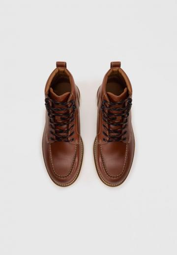 Ботинки на шнуровке