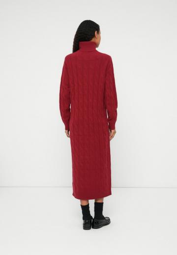 Вязаное платье