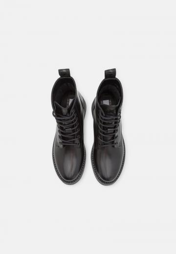 Ботинки на шнуровке